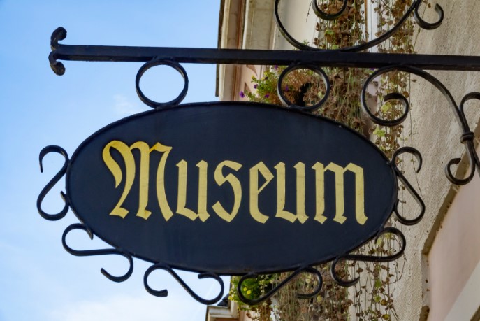 как оформить вывеску на фасаде