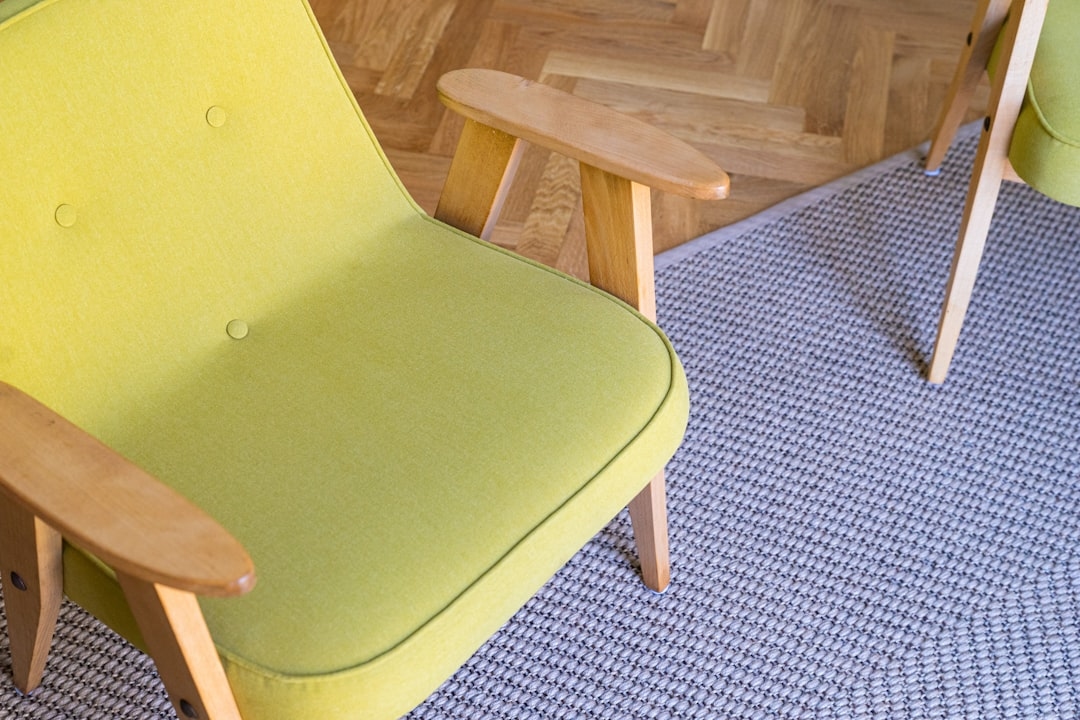 Як самостійно оновити старі меблі: покрокова інструкція