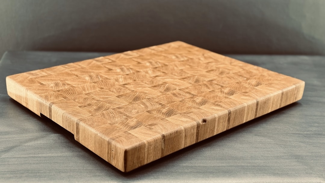 Відмінності між масивом і ДСП: що вибрати для домашніх меблів